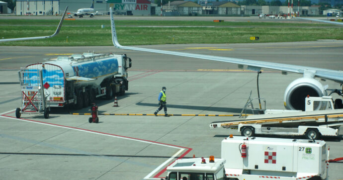 Guerra in Iran e trasporto aereo: cosa deve aspettarsi chi ha un volo a breve? Prenotare le vacanze è un rischio? Domande e risposte