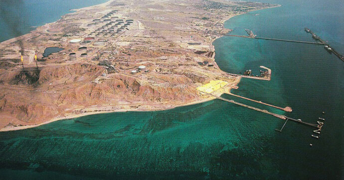 Nuovi attacchi Usa sull’isola di Kharg, cuore pulsante dell’industria petrolifera: colpiti oltre 50 obiettivi militari iraniani