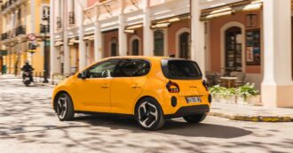 Copertina di La rivoluzione “veloce” di Renault Twingo, tra design iconico e sviluppo da record