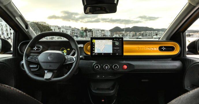 Piccola fuori, grande dentro. Renault Twingo E-Tech punta su spazio e soluzioni intelligenti