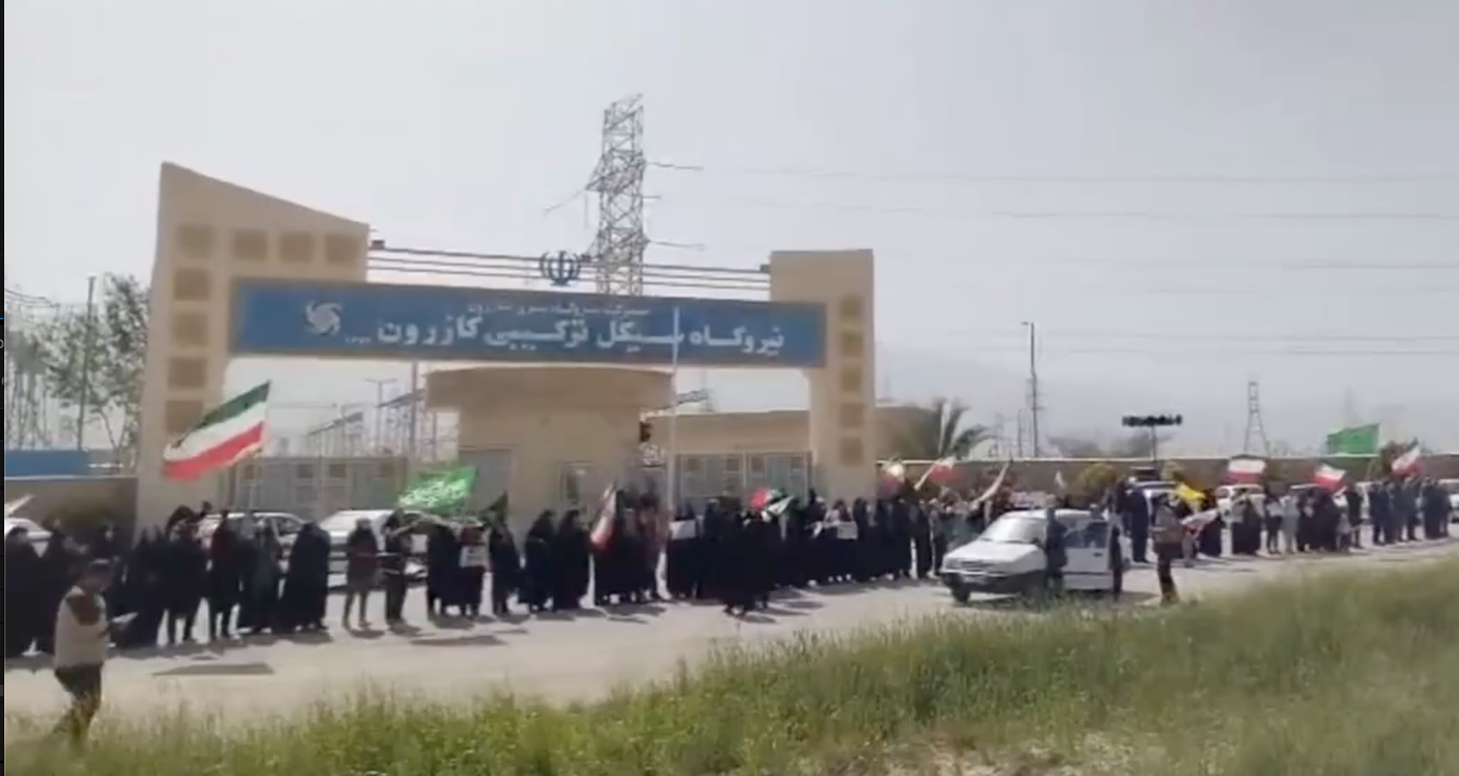 Centinaia di iraniani radunati davanti alle centrali elettriche contro l’ultimatum di Trump