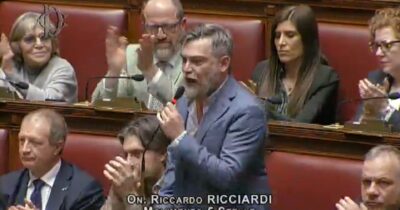 Copertina di Iran, Ricciardi attacca Crosetto: “Vi inginocchiate ai vostri alleati Trump e Netanyahu e fate macelleria sociale”