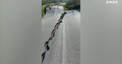 Copertina di Frana di Petacciato in Molise, il video della strada spaccata e collassata su se stessa