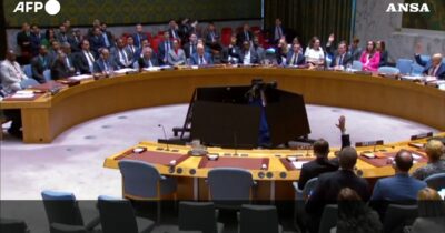 Copertina di Stretto di Hormuz, Cina e Russa bocciano la risoluzione Onu che prevede “tutti i mezzi difensivi” per liberarlo