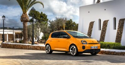 Copertina di Twingo E-Tech Electric, la tradizione Renault rivive in forme compatte e giocose