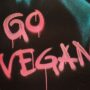 Copertina di Lo scrittore e regista inglese Ed Winters: “Vi spiego come restare vegani in un mondo carnivoro”