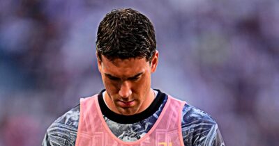 Copertina di La Juventus perde ancora Vlahovic nel momento decisivo: lesione al soleo. Come sta e quando può tornare