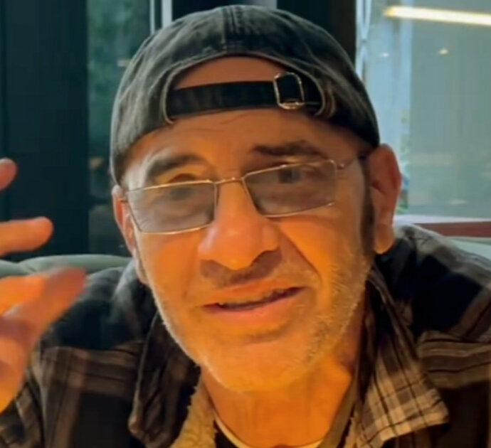 “Music Farm era una gabbia e sono impazzito. Sanremo? Non l’ho mai guardato in vita mia, ho smesso di vedere la tv negli anni Novanta”: così Francesco Baccini