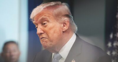 Copertina di Iran, Trump terrorizza il mondo: minaccia la bomba atomica