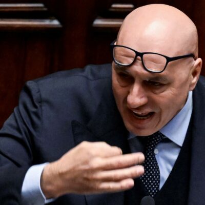 Copertina di Crosetto: “Basi Usa, rispettati i patti”. Meloni prova a smarcarsi da Trump