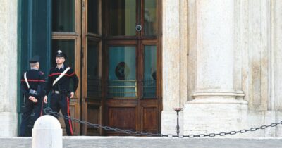 Copertina di Foto col pentito, Meloni attacca i media. Ma è panico nel partito: “Chi lo fece entrare?”