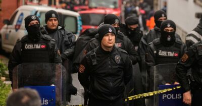 Copertina di Sparatoria vicino al Consolato israeliano di Istanbul: un assalitore ucciso, due arrestati. “Sono terroristi”