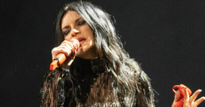 Copertina di “Cosa sta succedendo lì? Ah, è ubriaco. Noi qui dopo il concerto andiamo a fare l’amore e bere tanto non aiuta”: Laura Pausini ironica con un fan a Madrid