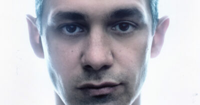 Copertina di “Prima dei concerti andrò a dormire perché se no mi va giù la voce, ma alle 8 meno un quarto potrei già avere in mano un cocktail”: Cosmo presenta “La Fonte”