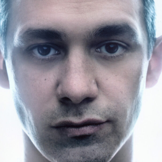 “Ho bisogno di carezze in un periodo storico come questo, dove va tutto a rotoli. Il male non si ferma mai, si rialza veloce”: Cosmo presenta “La Fonte”