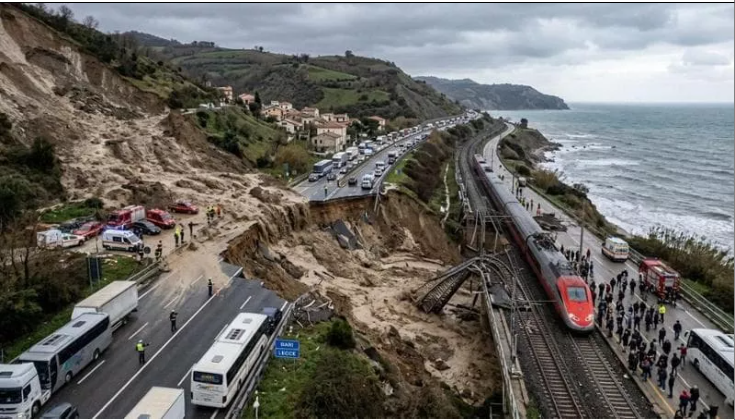 “Scenario apocalittico”: questa immagine della frana di Patacciato diventa virale sui social, ma è tutto frutto dell’Ai. Le autorità: “Non diffondete foto false, creano panico inutile”