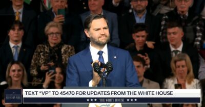 Copertina di JD Vance al comizio per Orban a Budapest chiama Trump, ma risponde la segreteria telefonica – Video