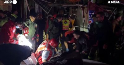 Copertina di Attacco israeliano in Libano mentre gli Usa concordano il cessate il fuoco con l’Iran: otto morti e 22 feriti – Video