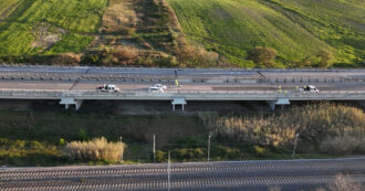 Copertina di Frana in Molise, il drone in volo sopra l’A14 e la ferrovia interrotte dal cedimento a Petacciato – Video
