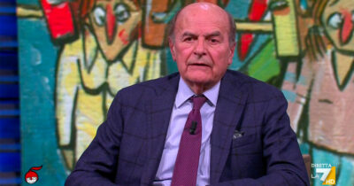 Copertina di Bersani a La7: “Meloni si è messa in coda a un pazzo e a un criminale. Invece di girare per il Golfo, dica a quei due di smetterla”