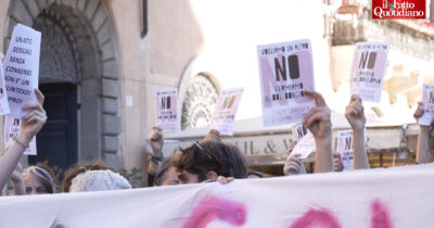 Copertina di Ddl stupri, centri antiviolenza in presidio davanti al Senato: “Comitato ristretto? Non ha senso. Si deve tornare al consenso libero e attuale”