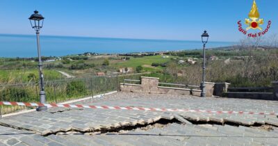 Copertina di Italia spaccata in due per la frana nel Molise. Decaro: “Puglia a rischio isolamento”. Strade chiuse, treni bloccati almeno fino a venerdì