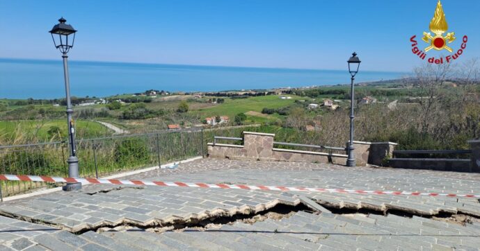 Copertina di Italia spaccata in due per la frana nel Molise. Decaro: “Puglia a rischio isolamento”. Strade chiuse, treni bloccati almeno fino a venerdì