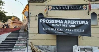 Copertina di Chiude il Bar dei Cesaroni alla Garbatella: al suo posto apre un’osteria