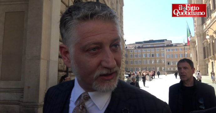 Copertina di Niente fondi al docufilm su Regeni, lo scaricabarile di Giuli: “Non condivido, ma commissione è indipendente”. E dribbla i cronisti