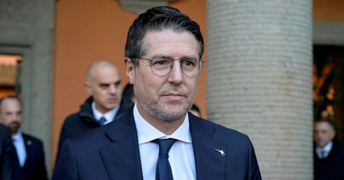 Mulè e Molteni smentiscono Amico: “Mai conosciuto”. Scontro al Senato