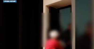 Copertina di Capisce di parlare con dei truffatori e chiama la polizia (ospitando gli agenti tre giorni): anziana di Milano sventa il raggiro – Video