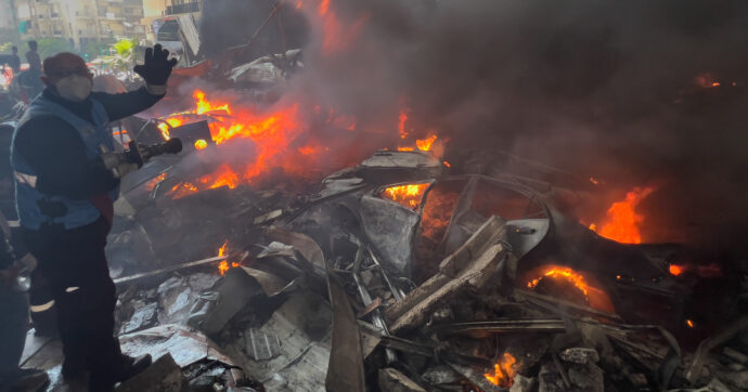 Israele continua i raid in Libano, poi Netanyahu annuncia l’avvio dei negoziati. Mojtaba Khamenei: “Controlleremo lo Stretto di Hormuz”