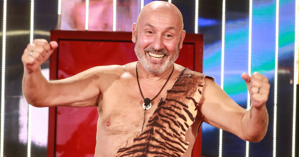 Maurizio Battista denunciato dal suo ex manager per stalking e diffamazione aggravata. Il comico replica: “Gobbo da quattro soldi di me**a, mi hai rubato”