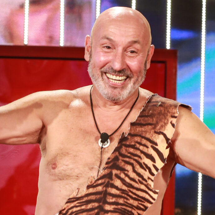 Maurizio Battista denunciato dal suo ex manager per stalking e diffamazione aggravata. Il comico replica: “Gobbo da quattro soldi di me**a, mi hai rubato”