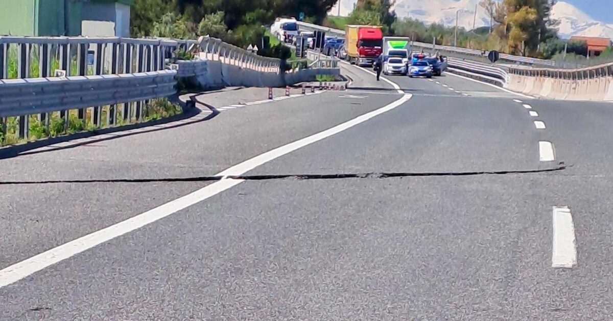 Frana di Petacciato, riapre la A14: si circola su una corsia. Venerdì ripartono i treni