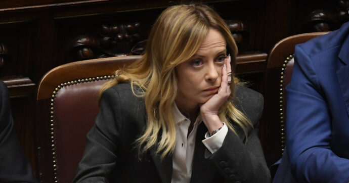 Un discorso piccolo così. I “vuoti d’aria” di Giorgia Meloni in Parlamento