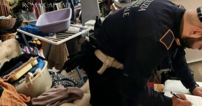 Copertina di Neonato tra droga e rifiuti in una casa a Roma: arrestato il compagno della madre