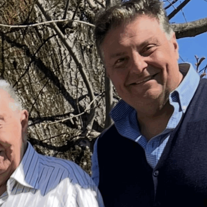 “Mio papà investito sulle strisce, colpito da un furgone. Proprio ieri aveva festeggiato l’anniversario di matrimonio con mamma”: morto Domenico Lauretta, padre del comico Claudio