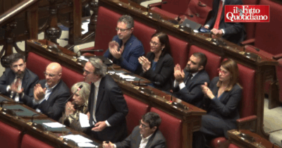 Copertina di “La vedo nervosa…”, Bonelli imita e provoca Meloni. E sulla mafia: “In FdI iscritti che fanno riferimento al clan Senese”