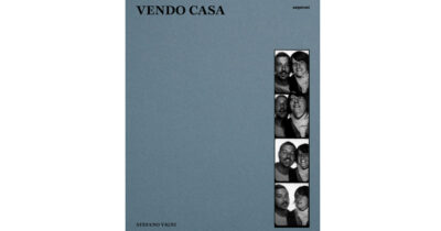 Copertina di ‘Vendo casa’: così si torna all’album di famiglia, dove la fotografia è memoria personale