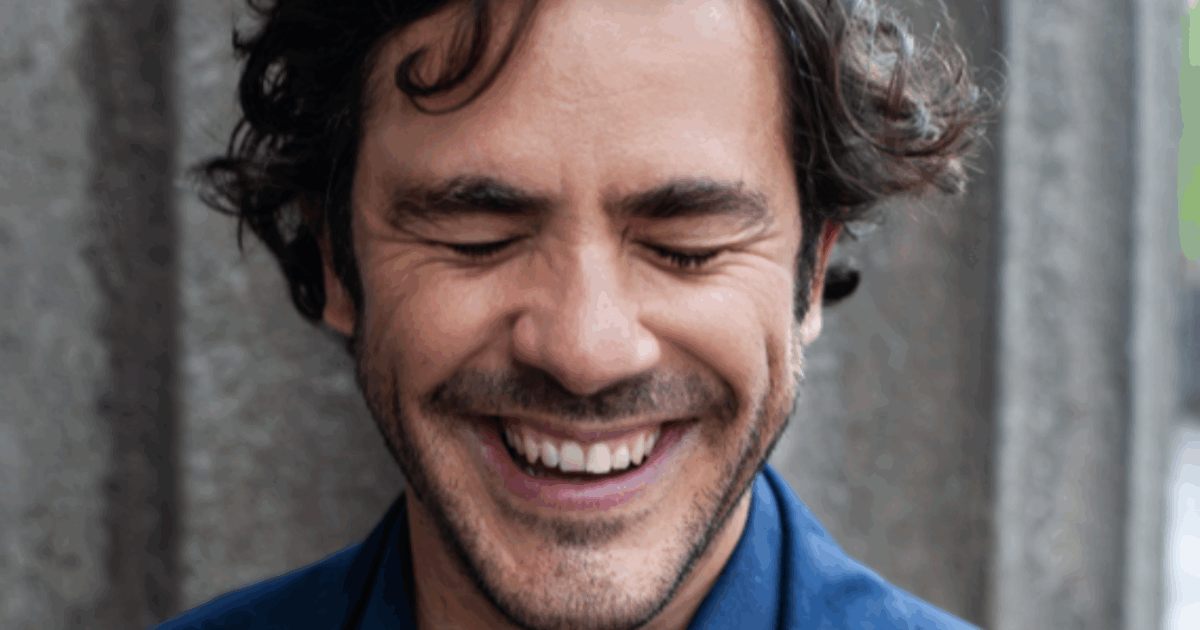 “Fino ai 30 anni sei convinto di conoscere tutto, arrivi ai 40 e dici ‘va bene, non so niente’. Me l’ha insegnato Gino Paoli. Sarò sempre quella persona che alla domenica viene l’angoscia perché lunedì c’è scuola”: parla Jack Savoretti