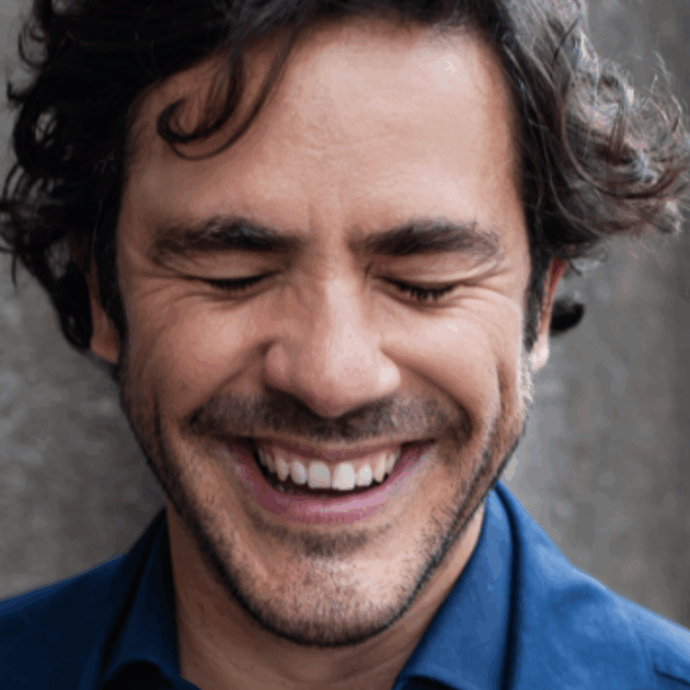 “Fino ai 30 anni sei convinto di conoscere tutto, arrivi ai 40 e dici ‘va bene, non so niente’. Me l’ha insegnato Gino Paoli. Sarò sempre quella persona che alla domenica viene l’angoscia perché lunedì c’è scuola”: parla Jack Savoretti