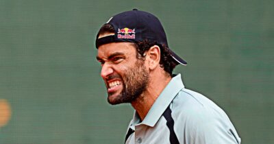 Copertina di Berrettini pasticcia al servizio e perde a Montecarlo: Fonseca va ai quarti. È il più giovane a riuscirci dopo Nadal