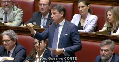 Copertina di Conte a Meloni: “Ci mette la faccia? Se non ci mette capacità l’Italia resta in braghe di tela. Con Trump subalternità ignobile”