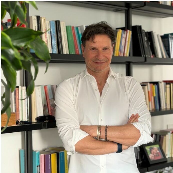 Viviamo due vite senza saperlo? In libreria “Parlami di te. Il potere delle relazioni autentiche”, il libro di Luca D’Aprile che cambia il modo di vedere se stessi