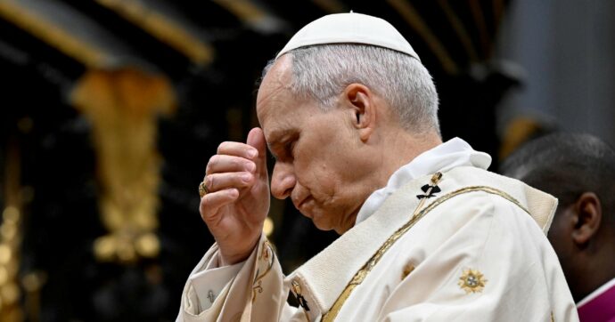 L’appello di Papa Leone ai potenti: “Fermatevi. No all’esibizione della forza e al riarmo. Anche Dio trascinato in discorsi di morte”