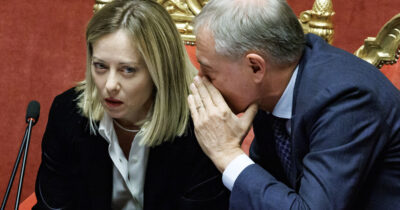 Copertina di Divieto social per i minori, la bozza del governo con multe per i genitori. “Inaccettabili, sono parte lesa dall’algoritmo che alimenta la dipendenza”