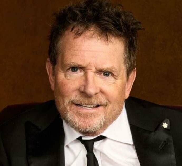 “Pensavo fosse la fine del mondo. Invece sono solo io e sto bene”: Michael J. Fox smentisce la notizia della sua morte data dalla CNN