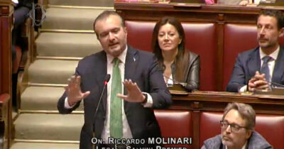 Copertina di La Lega insiste: “L’Ue esca dall’ipocrisia e compri gas e petrolio dalla Russia, abbasserebbe drasticamente i costi”