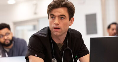 Copertina di “Pensavo che sarei morto con quel peso. Ho estinto un debito di 80mila dollari grazie al mio ruolo”: la commozione di Patrick Ball, il dottor Langdon di “The Pitt”